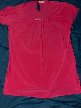 Women's vibrant Pink Short Sleeve Keyhole Top - Size L